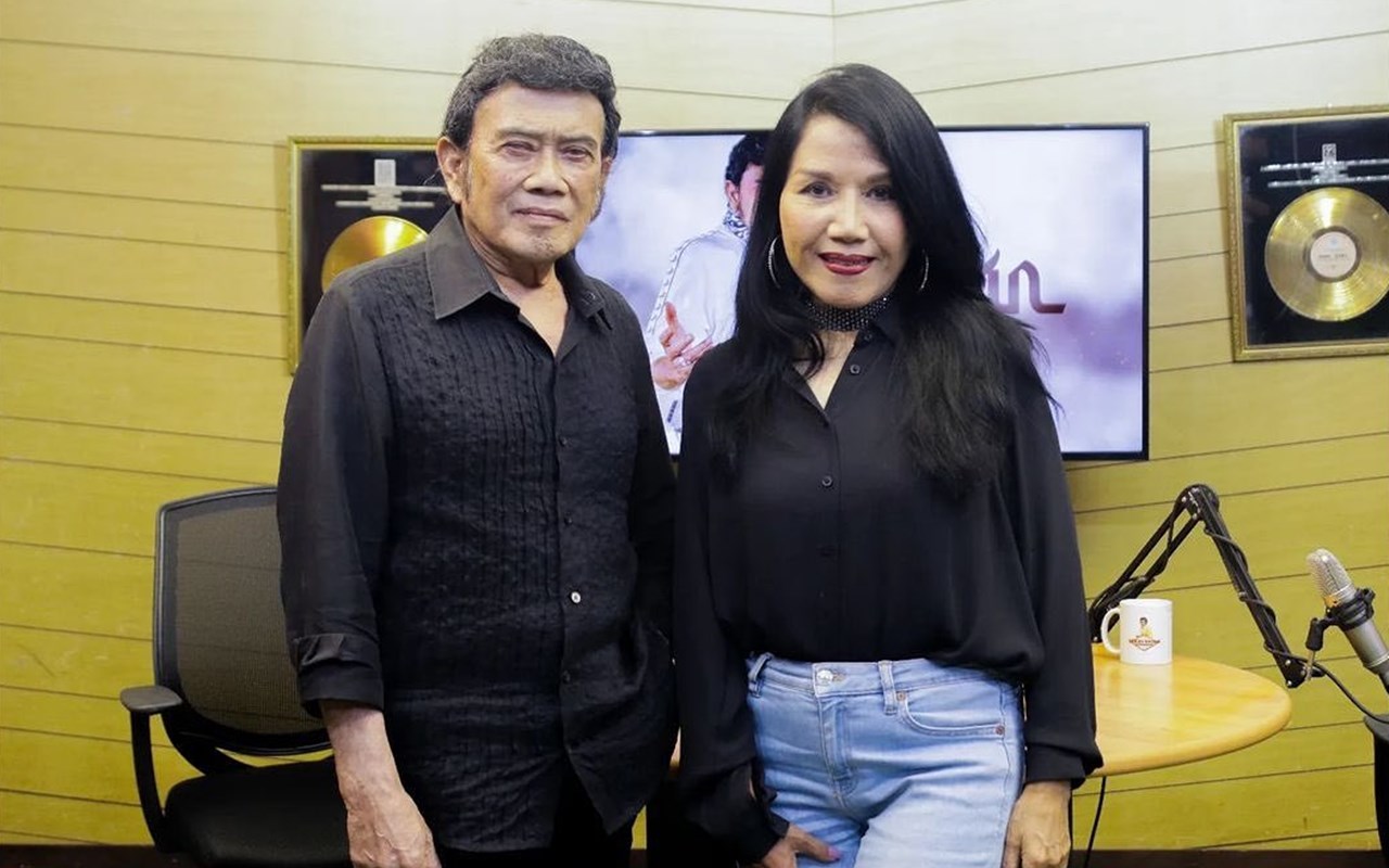 Rita bersama Rhoma di grup soneta