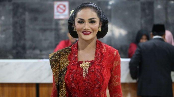 Krisdayanti: Suara Emas dan Pesona di Panggung Dangdut